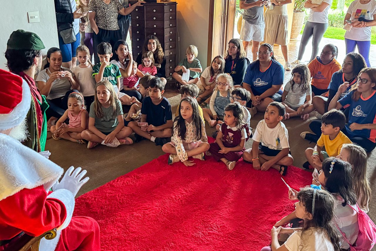 Papai Noel visita garotada