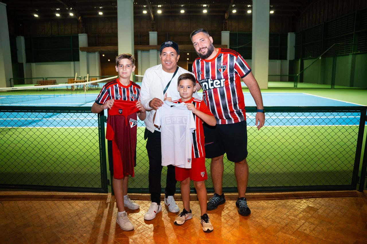 Sessão de autógrafos com Junior Penta